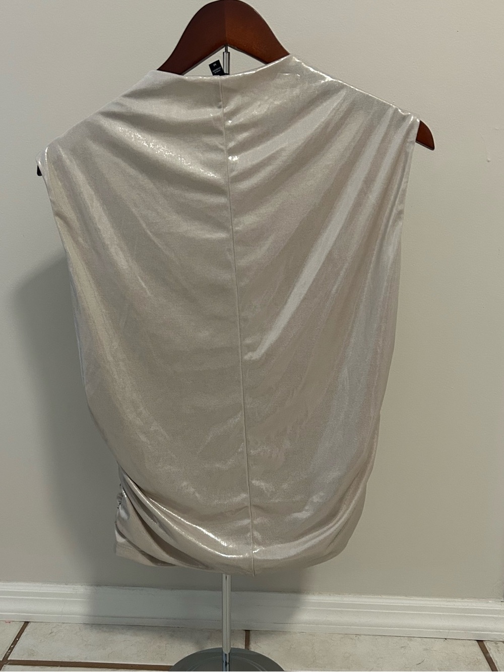 Express Sz M Shimmery Pearl Sleeveless Blouse - Picture 2 of 6